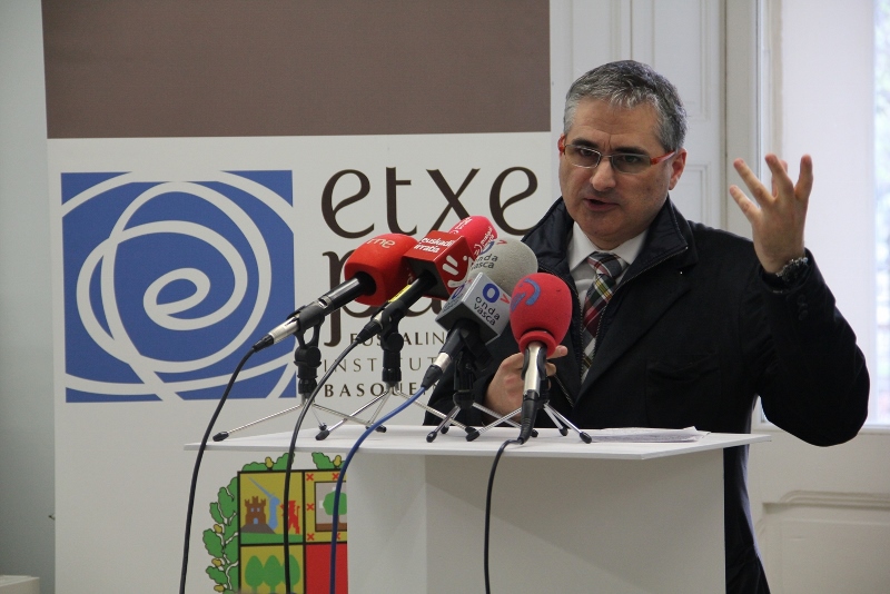 Pedro J. Oiarzabal durante la presentación de la cátedra Jon Bilbao en Donostia-San Sebastián (fotoEtxepareInstitutua)